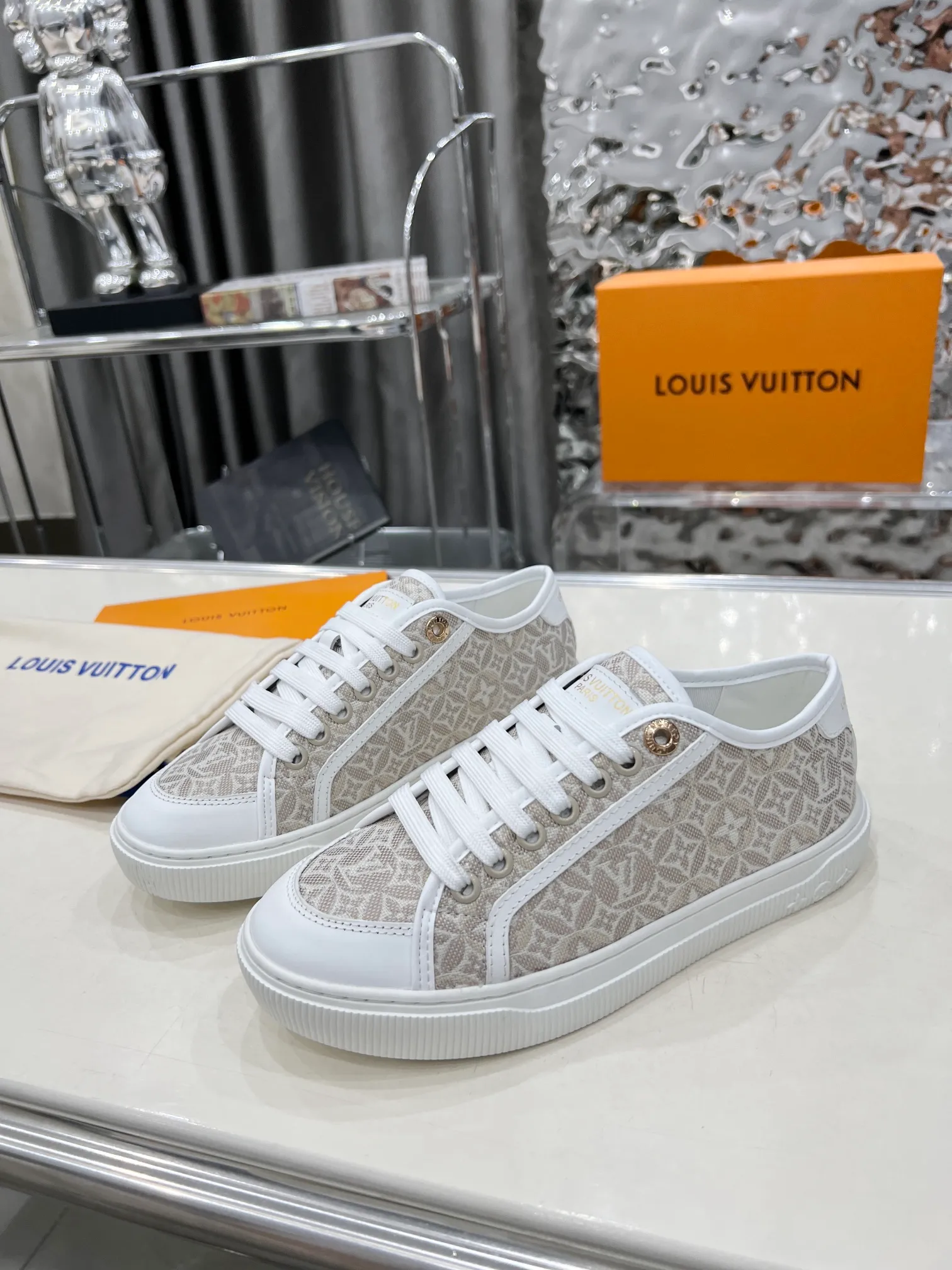 👟👟Ex-factory price 420👟👟 New arrival🆕🆕🆕 This LV Lagoon sneaker is made of lightweight canvas embroidered with the handwritten Louis Vuitton Paris logo. It highlights the casual summer atmosphere with a trendy and simple configuration, and can easily brighten up various looks. Monogram flowers bloom on the soft rubber sole. Code number: 35~41, multiple colors available! Oil edges + TPU outsole + drawer box packaging